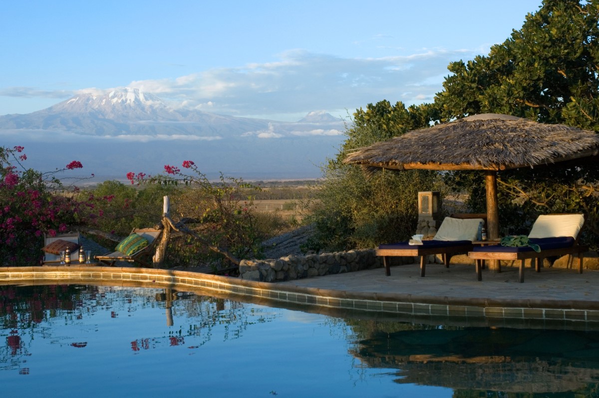 Kia Lodge zwembad uitzicht Kilimanjaro